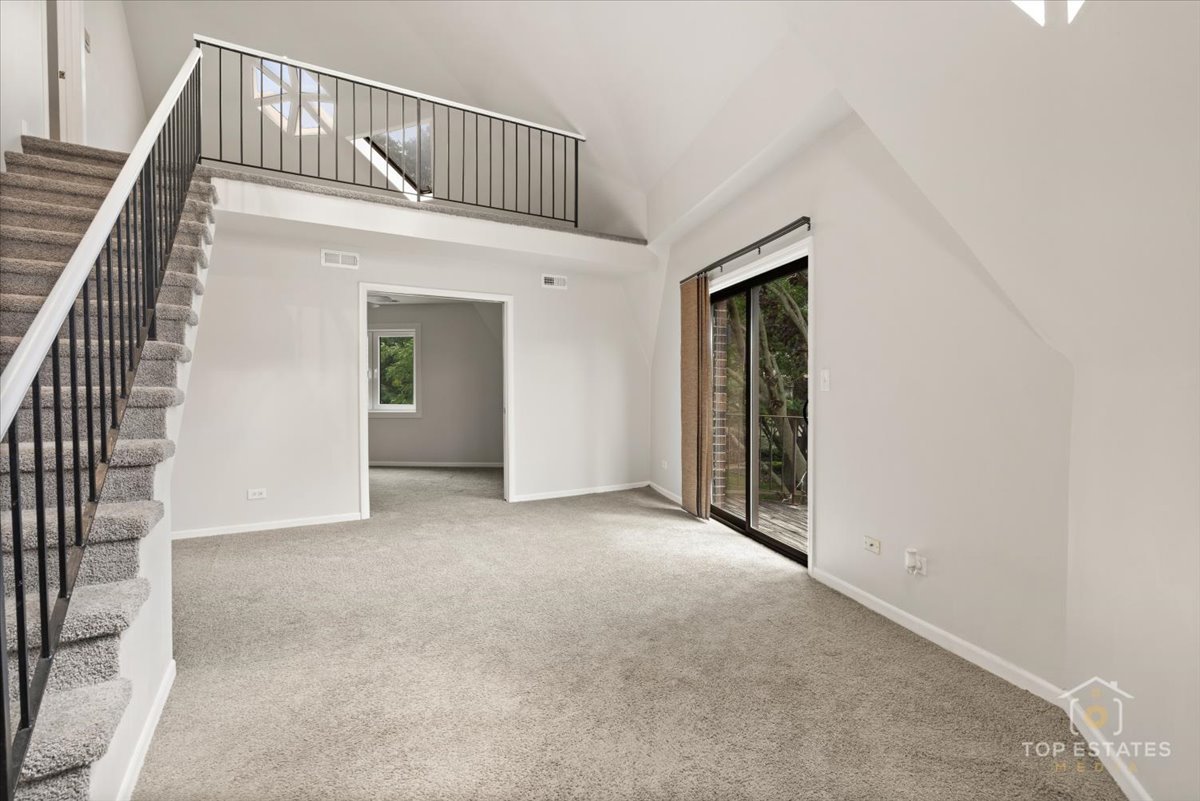 414 Franklin Avenue, Unit 3A River Forest, IL 60305 - Photo 5 of 29 a view of a hallway with entryway