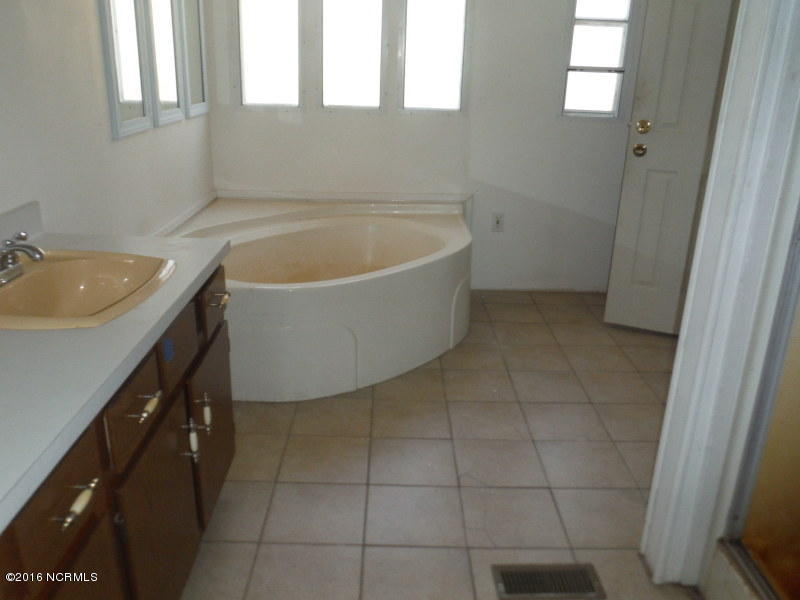 4601 West Gate Road Wilmington, NC 28405 - Photo 14 of 15 Bath Mast
