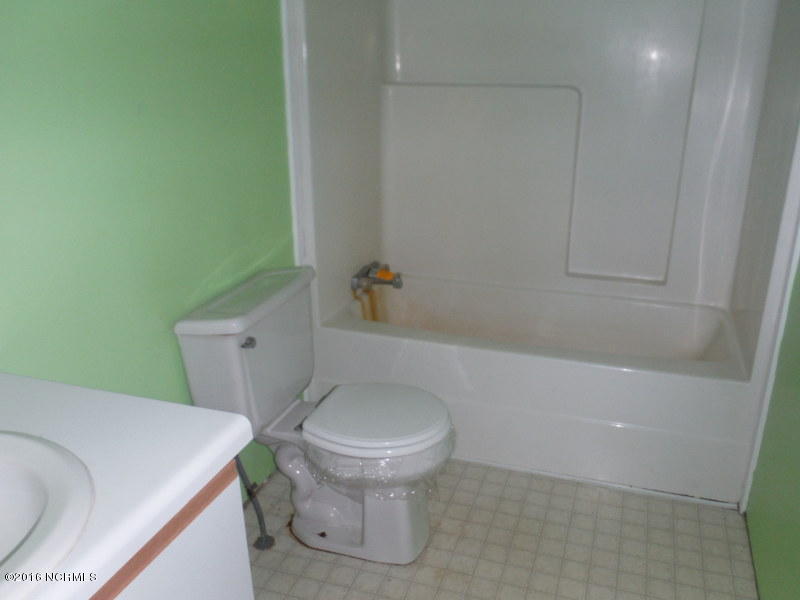 4601 West Gate Road Wilmington, NC 28405 - Photo 5 of 15 Bath Full