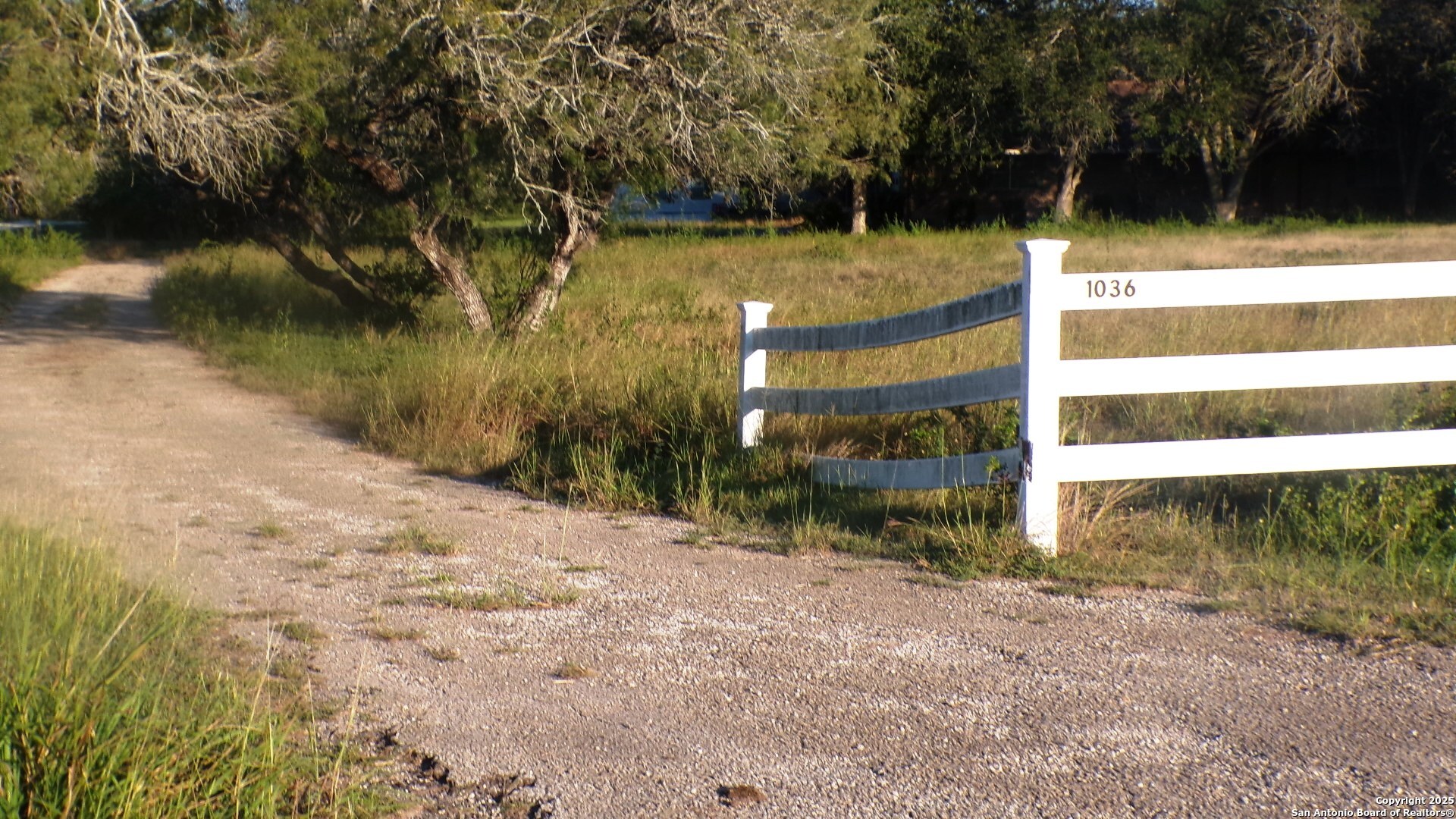 1036 Hilltop Road Beeville, TX 78102 - Photo 4 of 34