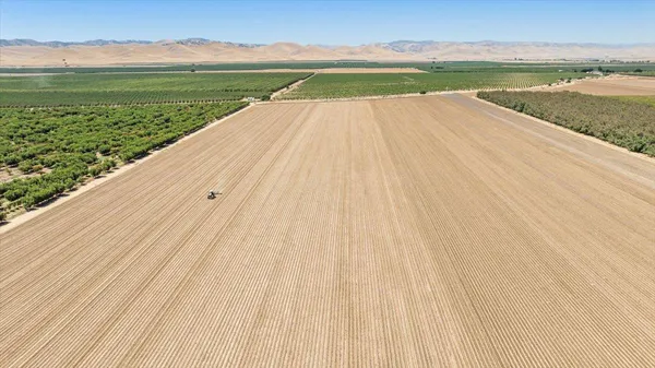 a view of a tennis court