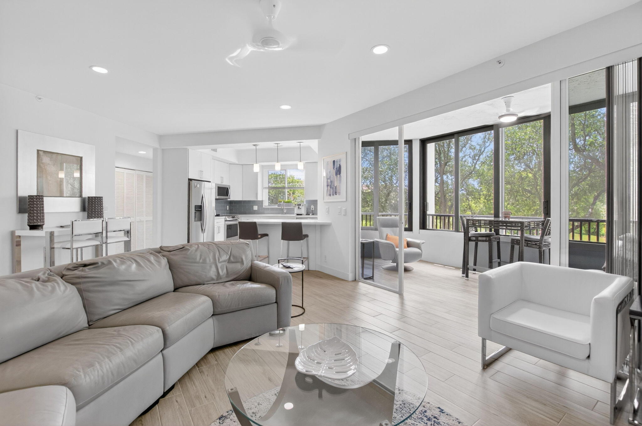 7546 La Paz Boulevard, Unit 205 Boca Raton, FL 33433 - Photo 2 of 33 living room