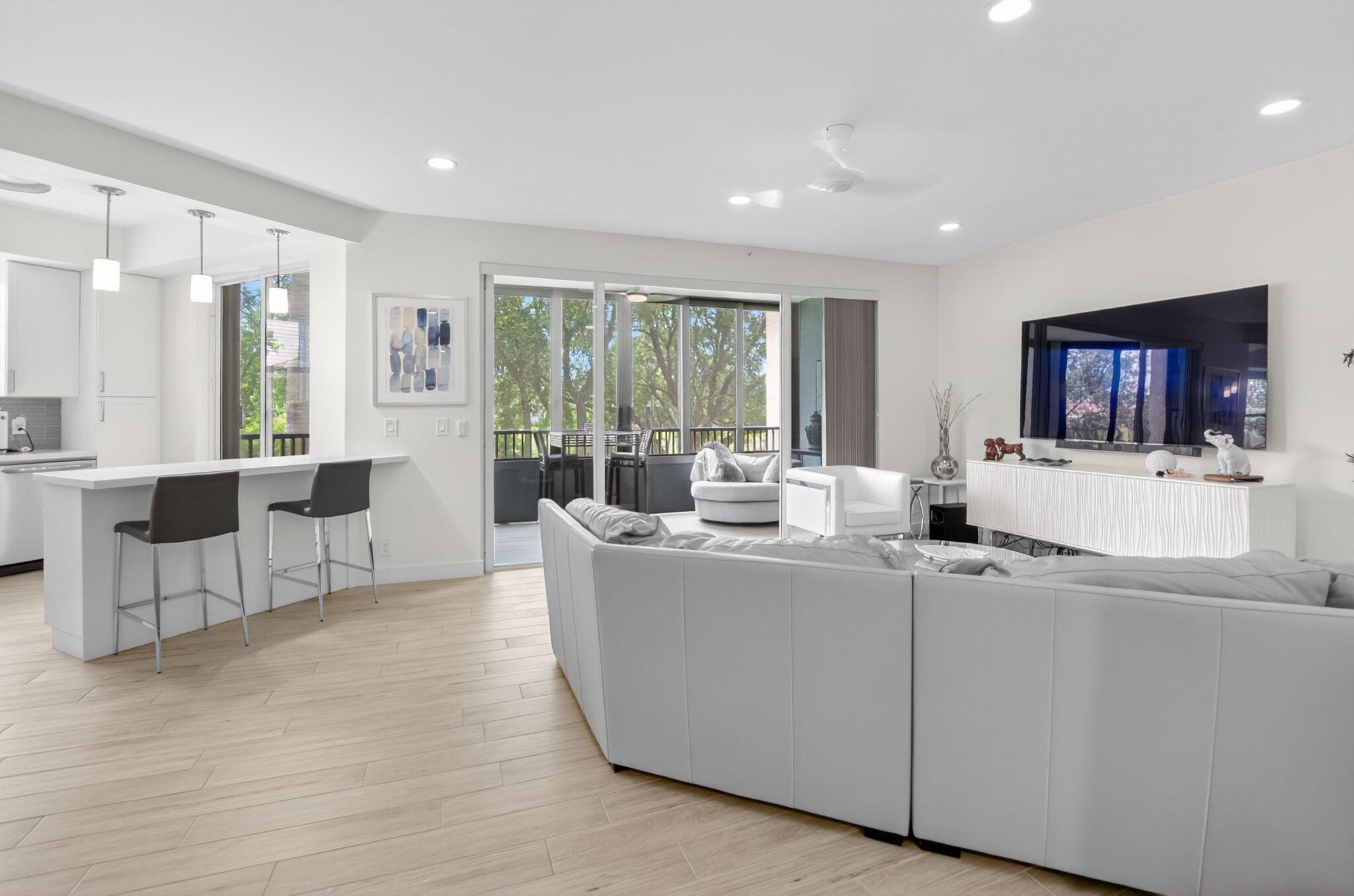 7546 La Paz Boulevard, Unit 205 Boca Raton, FL 33433 - Photo 6 of 33 living room