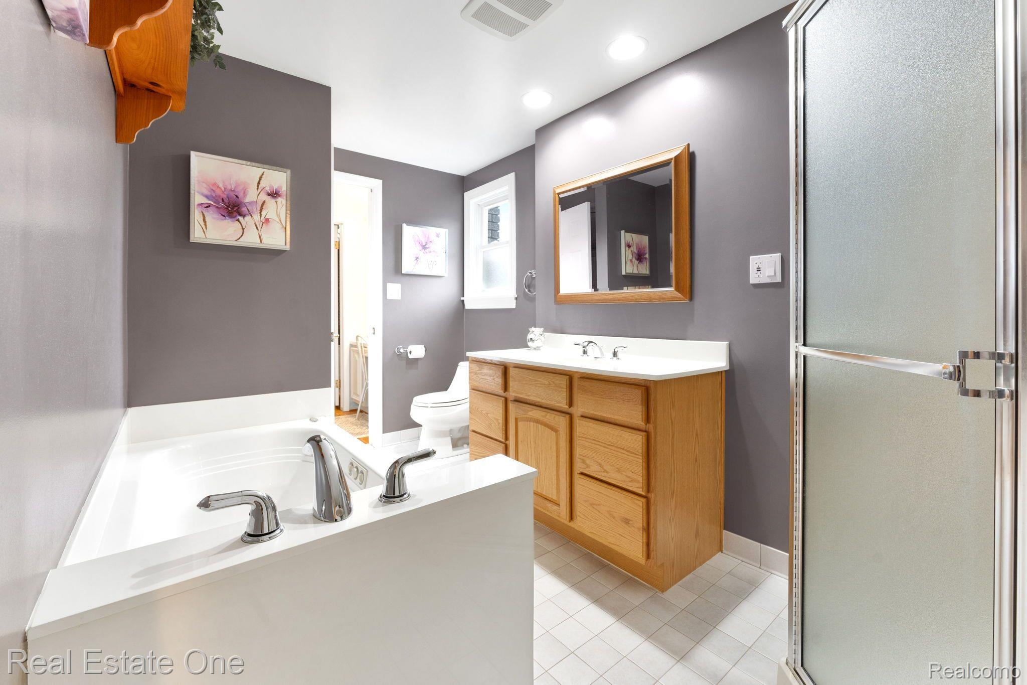 19449 Wedgewood Road Riverview, MI 48193 - Photo 18 of 40 Dual Entry Full Bath w/walk-in shower upper level