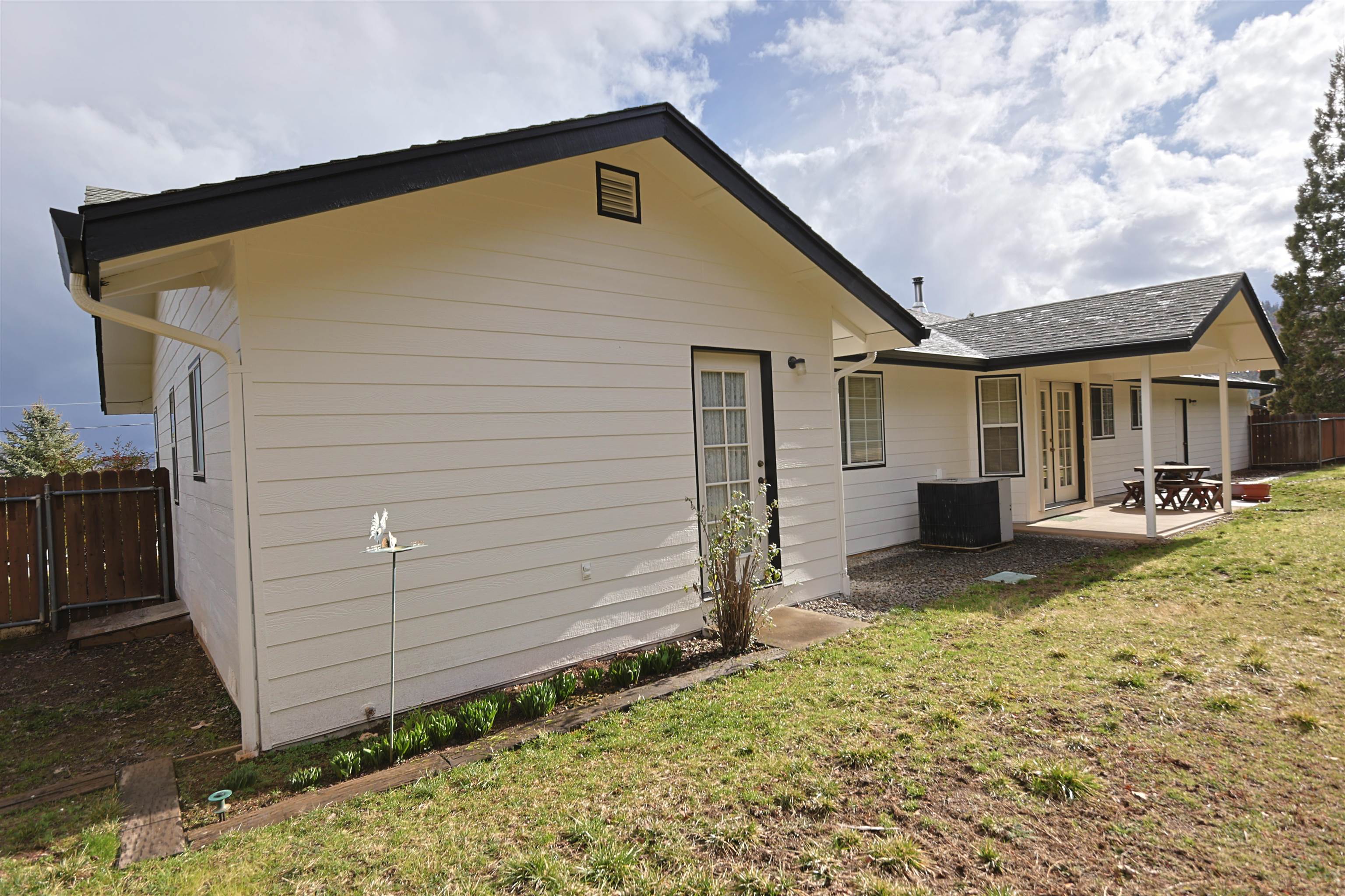 215 Humbug Road Yreka, CA 96097 - Photo 24 of 28 Gallery Image 24