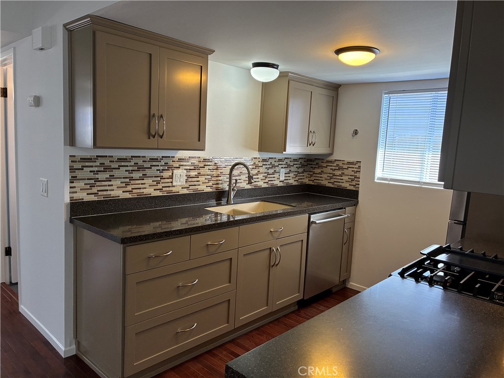 517 Queenanne Road Paso Robles, CA 93446 - Photo 17 of 18 Beautiful kitchen!! Dishwasher is like new!