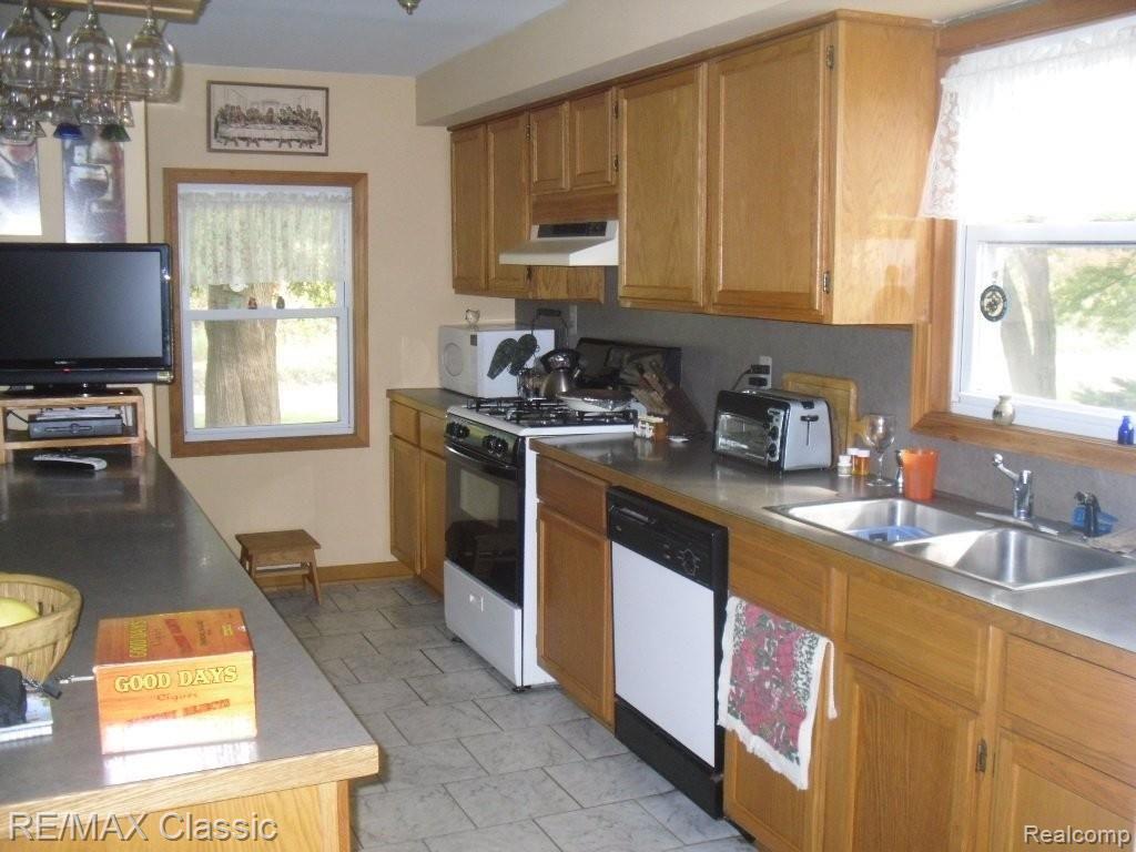 27595 Johns Road Wixom, MI 48393 - Photo 14 of 21 Updated kitchen