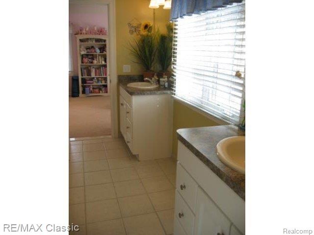 530 West 3rd Street Rochester, MI 48307 - Photo 16 of 18 Jack n Jill Bath