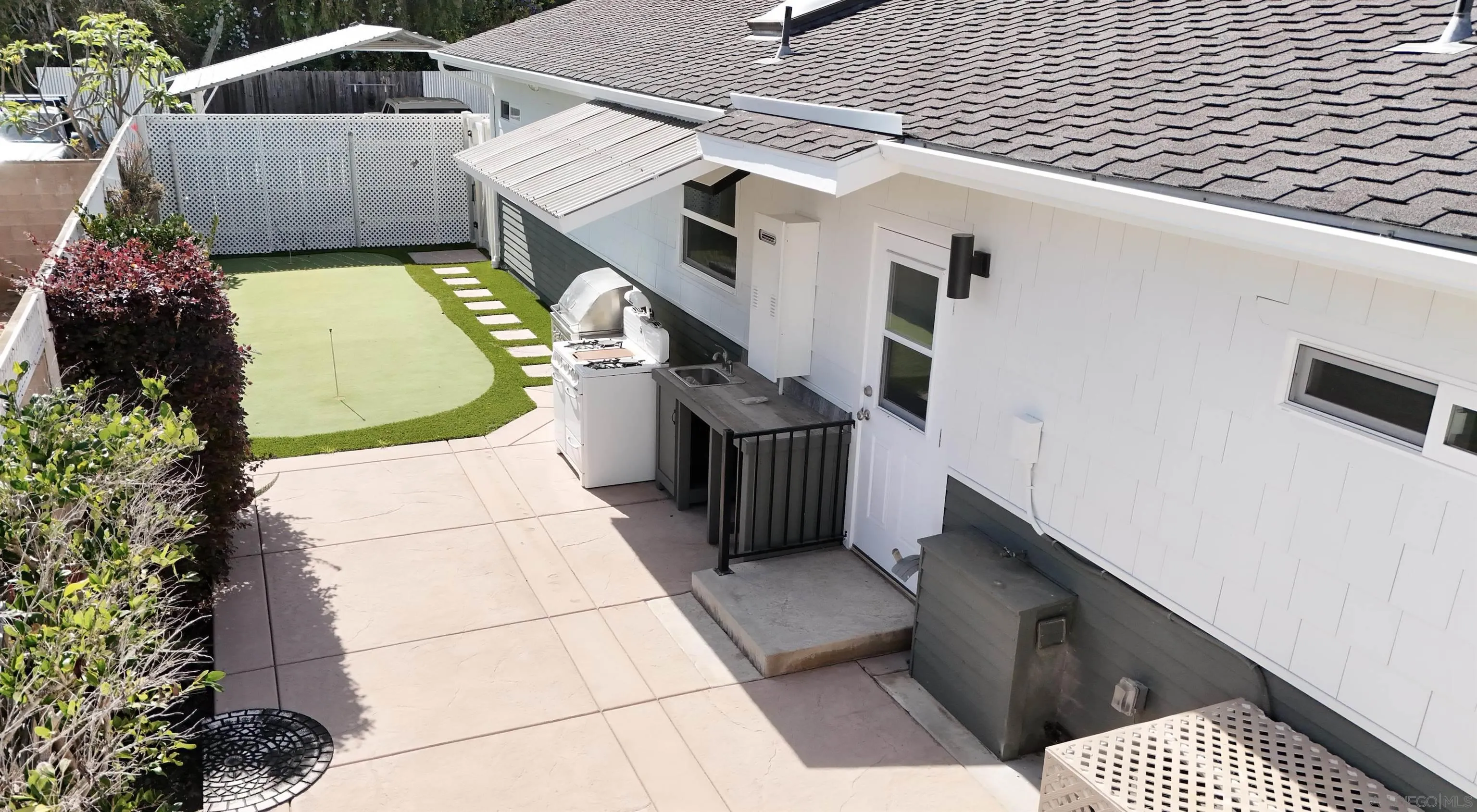 1011 Knowles Avenue Carlsbad, CA 92008 - Photo 28 of 42 a view of a balcony with door