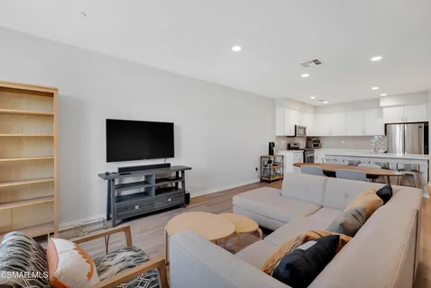 $780,000 | 135 Farmhouse Drive, Unit 3, Simi Valley, CA 93065