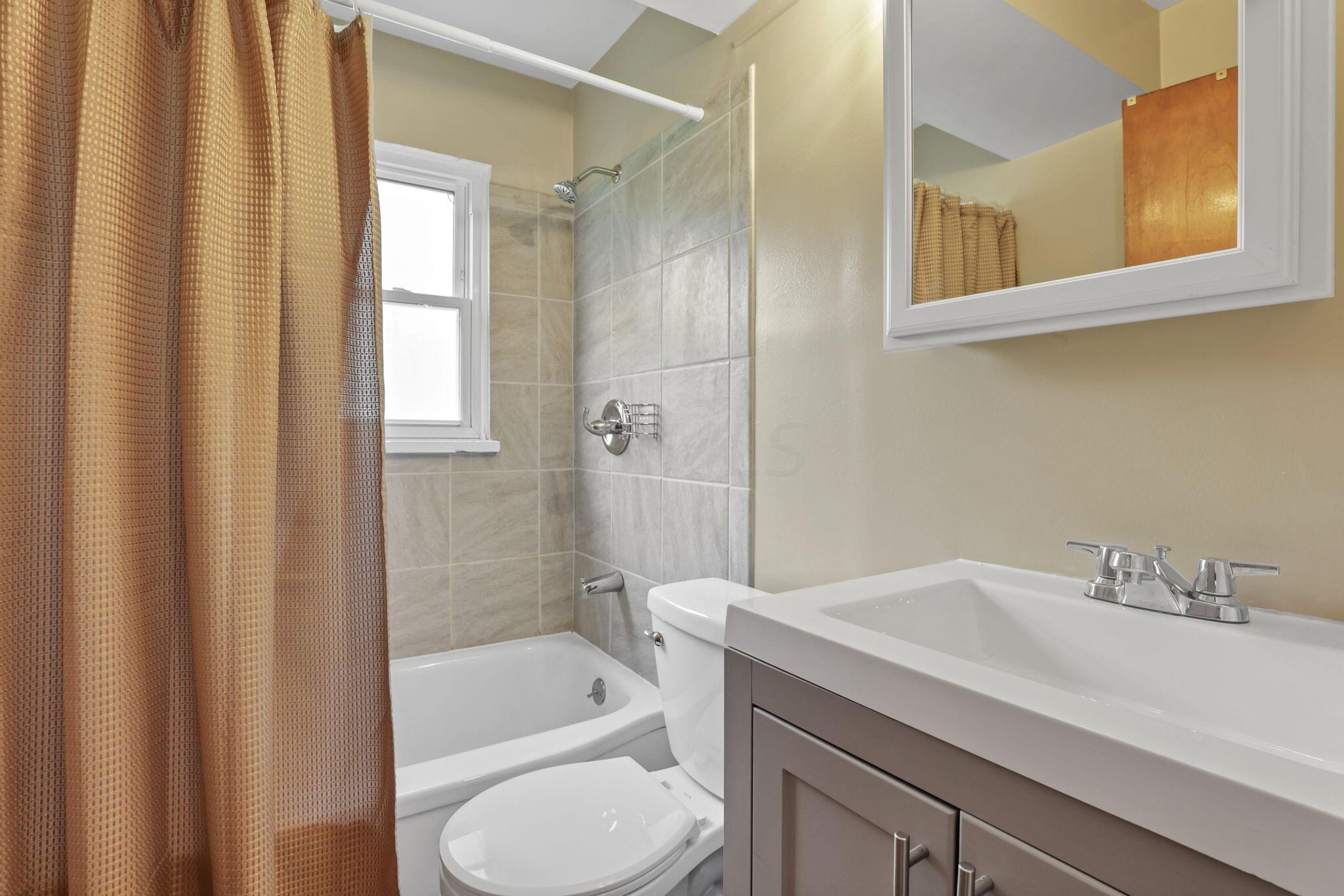 892 Wiltshire Road Columbus, OH 43204 - Photo 16 of 34 Hall Bathroom