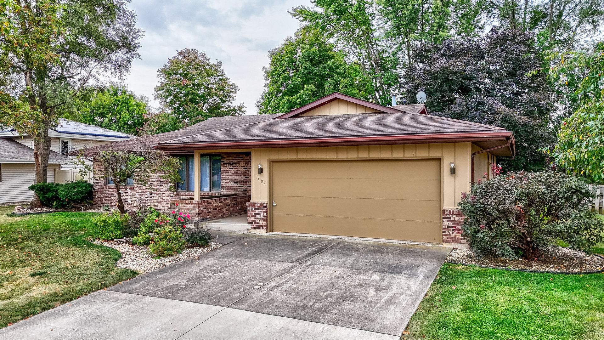 1001 4-H Road Ottawa, IL 61350 - Photo 3 of 25 a front view of a house with garden