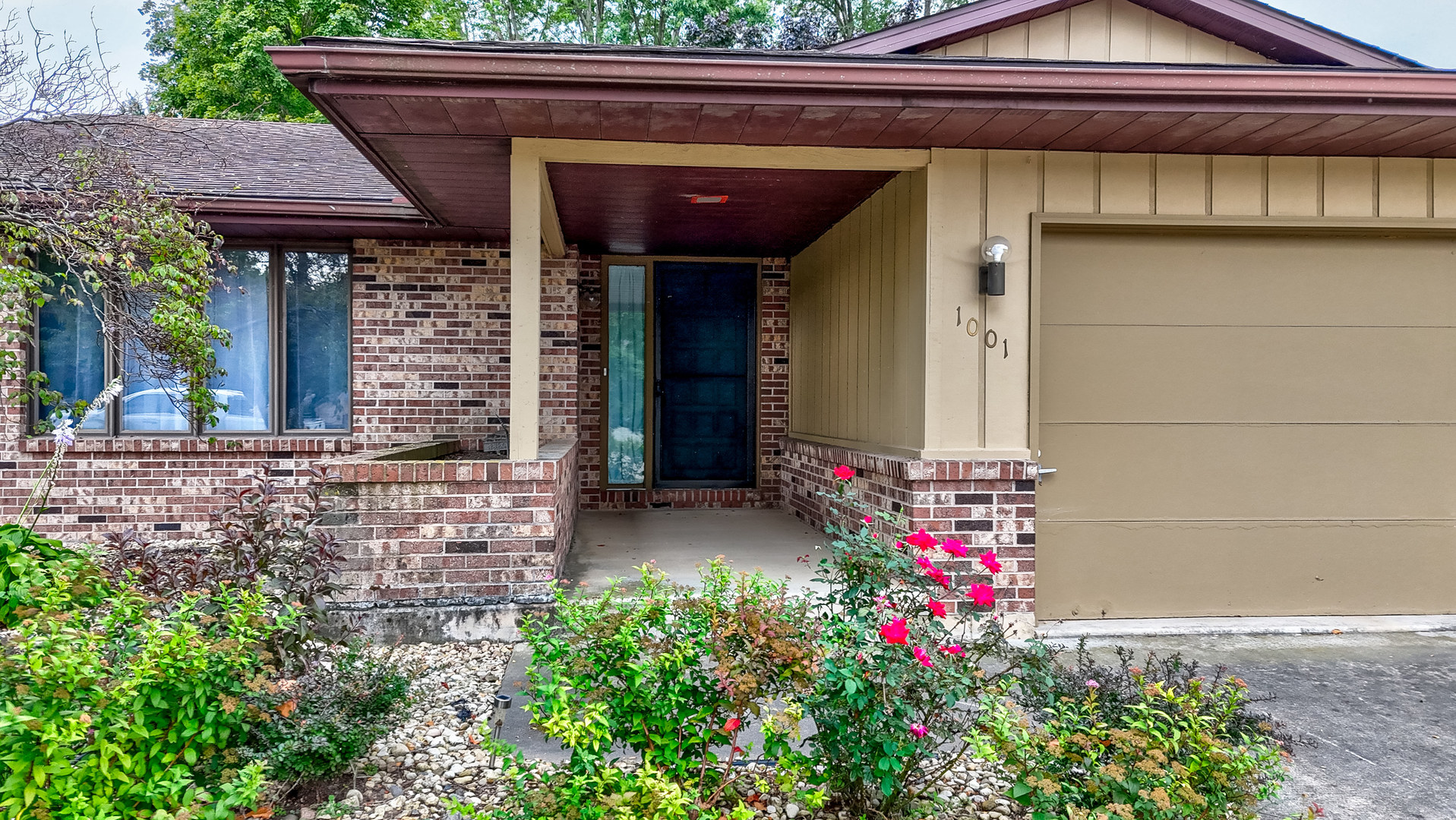 1001 4-H Road Ottawa, IL 61350 - Photo 4 of 25 a front view of a house with a lot of flowers