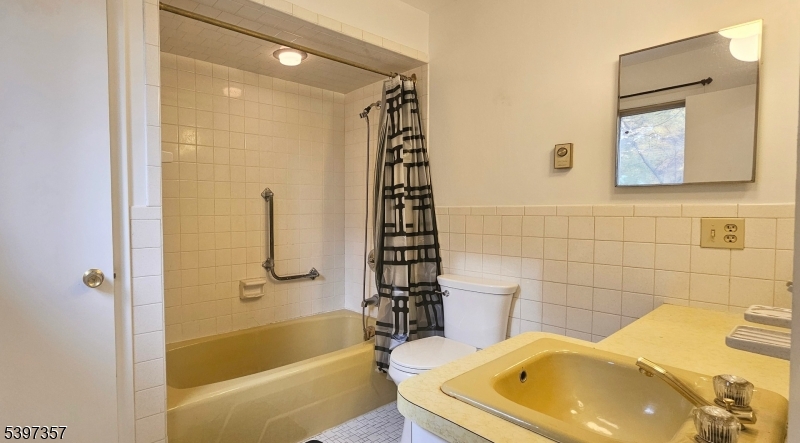 934 Lowden Avenue Union, NJ 07083 - Photo 20 of 25 a bathroom with a sink and a bathtub