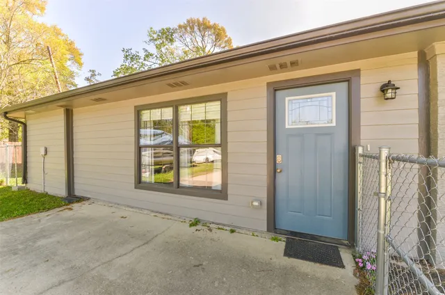 a view of a house with a backyard