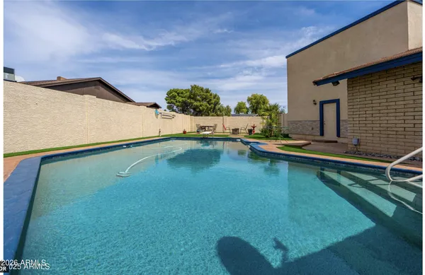 a view of a house with a backyard