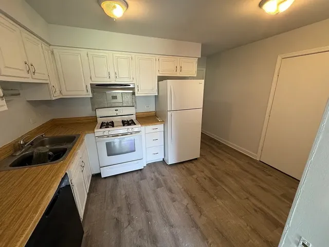 $1,400 | 90 Olesen Drive, Unit 101, Naperville, IL 60540