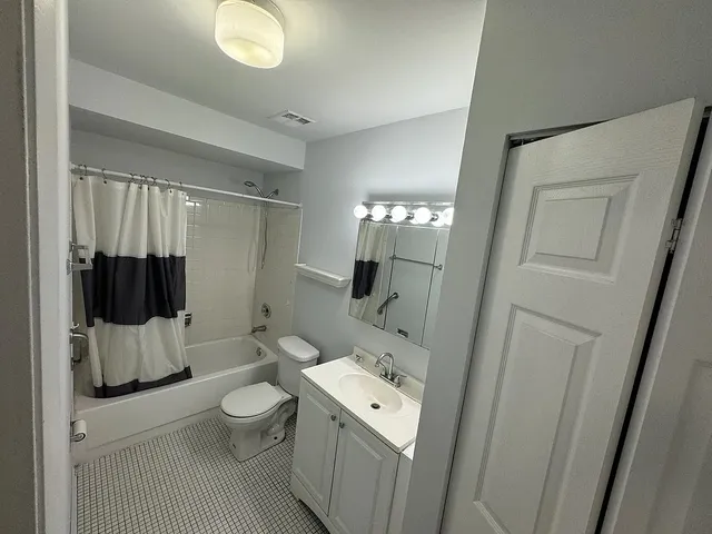 $1,400 | 90 Olesen Drive, Unit 101, Naperville, IL 60540