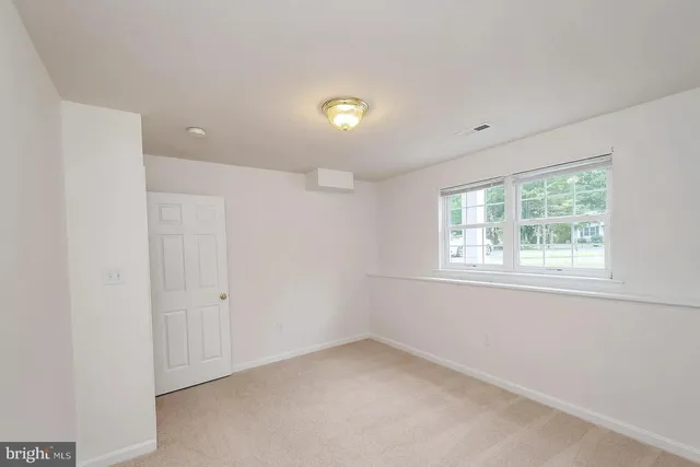 a view of empty room with window