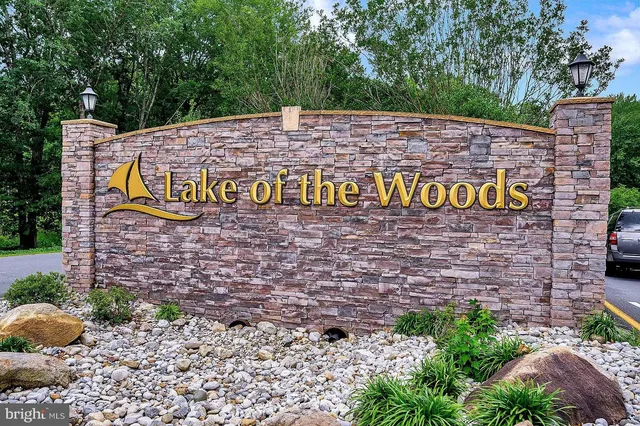 a sign that is sitting on a brick wall