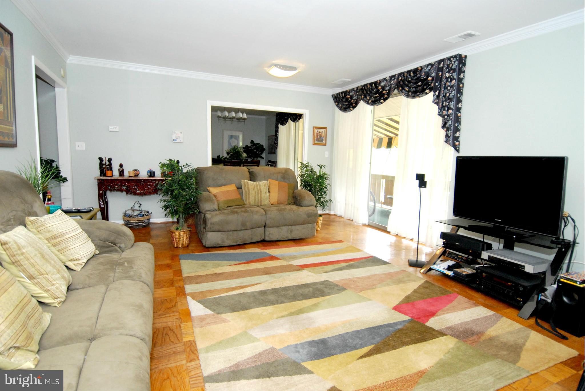 19 Hamill Road, Unit 19F Baltimore, MD 21210 - Photo 4 of 20 Living Room