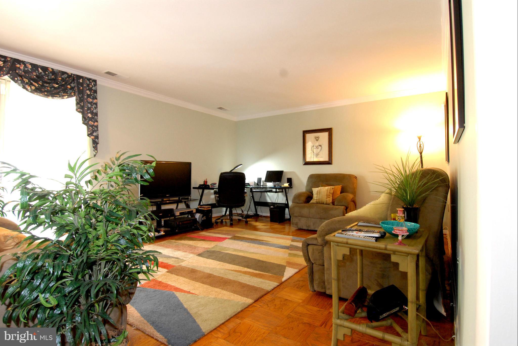 19 Hamill Road, Unit 19F Baltimore, MD 21210 - Photo 5 of 20 Living Room