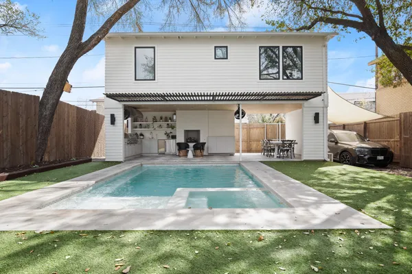 a view of a house with backyard