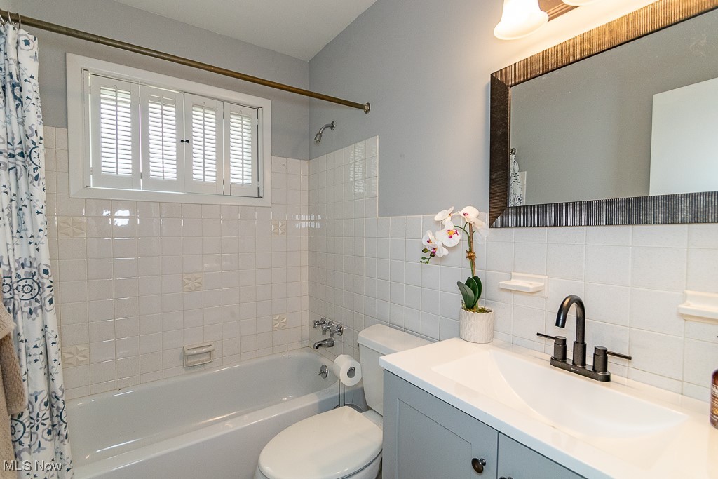 32609 Knobel Road Willowick, OH 44095 - Photo 20 of 29 Updated full bathroom
