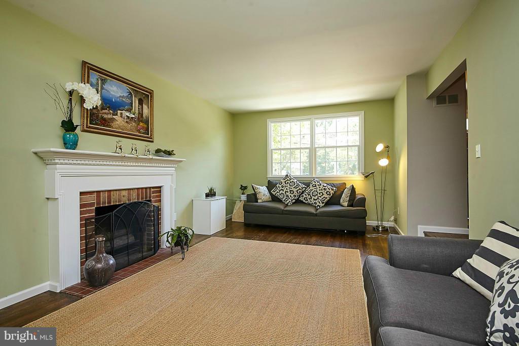 8718 Old Courthouse Road Vienna, VA 22182 - Photo 3 of 30 Living Room