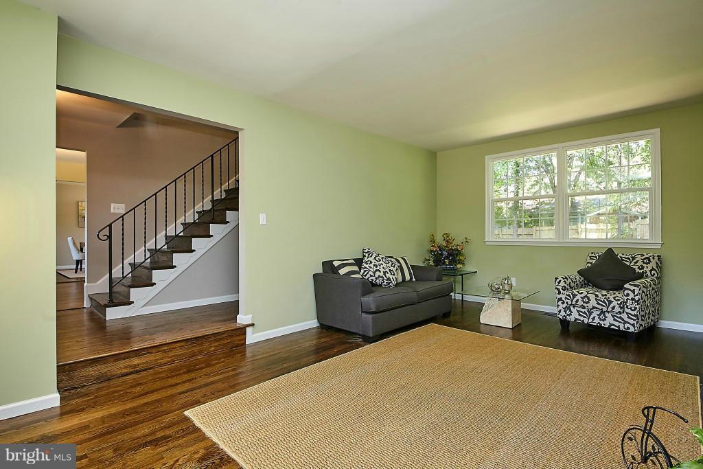 8718 Old Courthouse Road Vienna, VA 22182 - Photo 4 of 30 Living Room