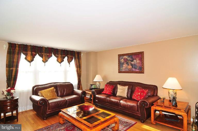 1000 Grovehill Road Halethorpe, MD 21227 - Photo 2 of 21 Living Room