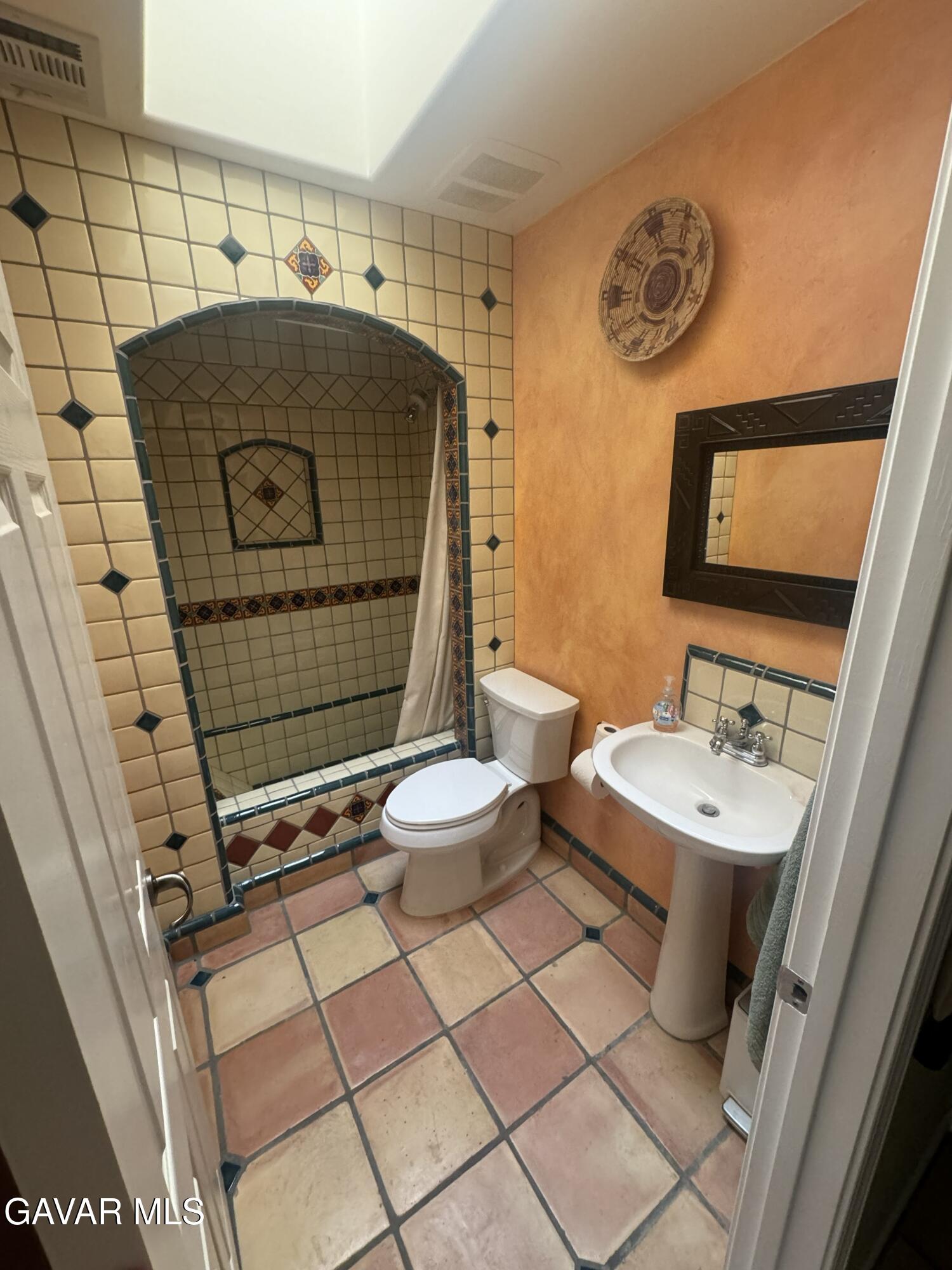21405 Prospect Avenue Tehachapi, CA 93561 - Photo 14 of 20 hall bath