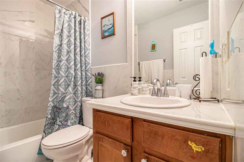 550 Windsor Way Fairburn, GA 30213 - Photo 23 of 28 a bathroom with a sink toilet and shower
