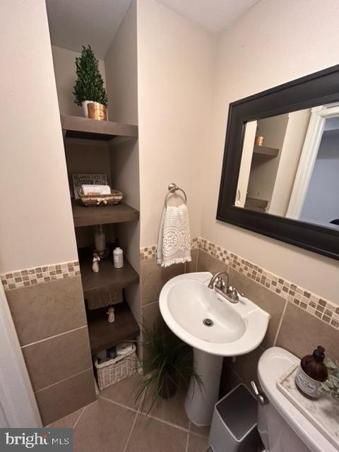 9203 Burbank Road Philadelphia, PA 19115 - Photo 19 of 62 a bathroom with a sink and a mirror