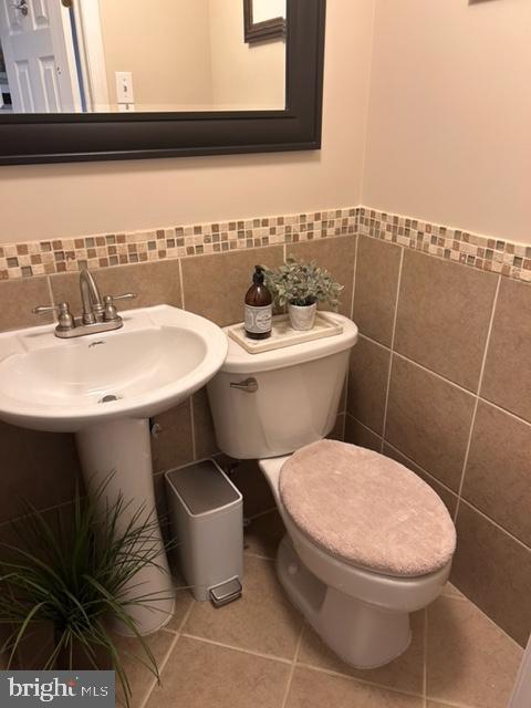 9203 Burbank Road Philadelphia, PA 19115 - Photo 20 of 62 a bathroom with a toilet sink and mirror