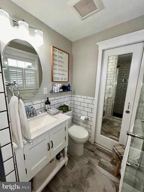 9203 Burbank Road Philadelphia, PA 19115 - Photo 40 of 62 a bathroom with a sink toilet a mirror and tub