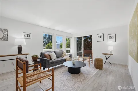 $495,000 | 914 6th Avenue North, Unit 201, Seattle, WA 98109