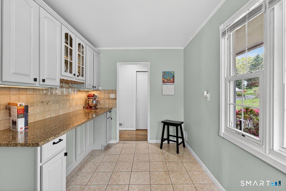 131 Clay Hill Road Stamford, CT 06905 - Photo 3 of 32