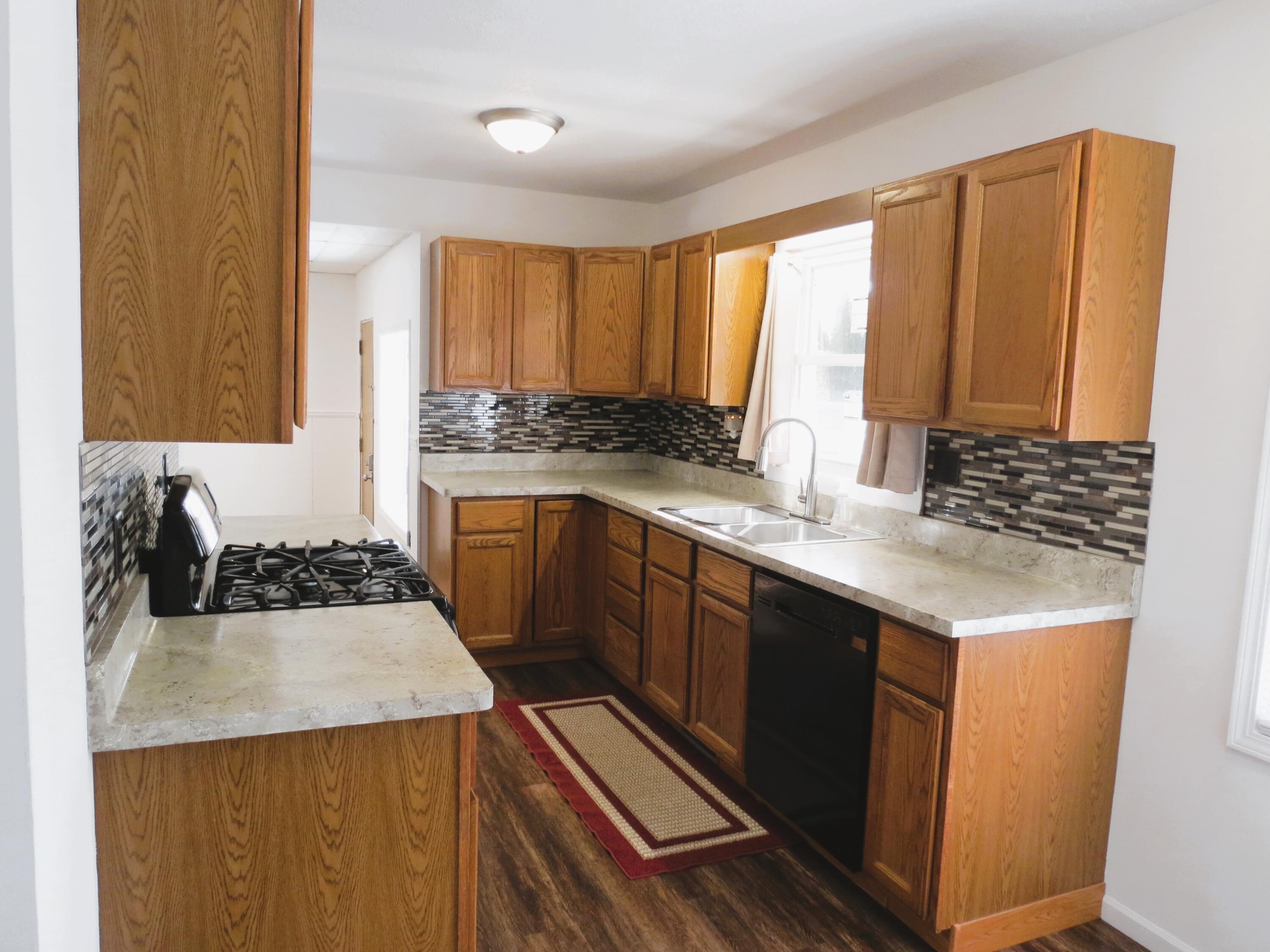 6500 McCain Road Spring Arbor, MI 49283 - Photo 6 of 33 Nat gas stove & updated back-splash