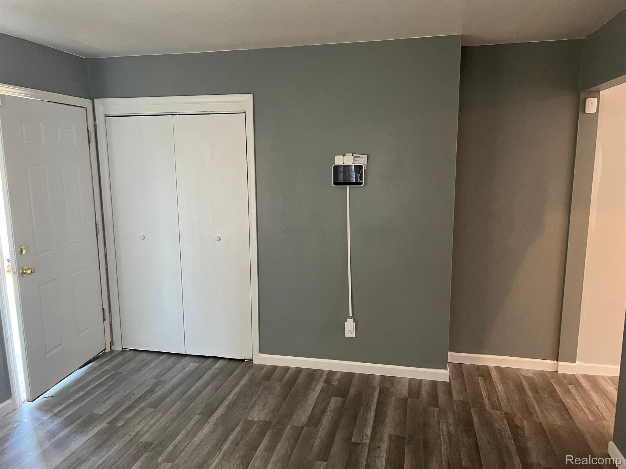 15378 Meyers Road Detroit, MI 48227 - Photo 5 of 30 Unit 1 Family room with programmable thermostat