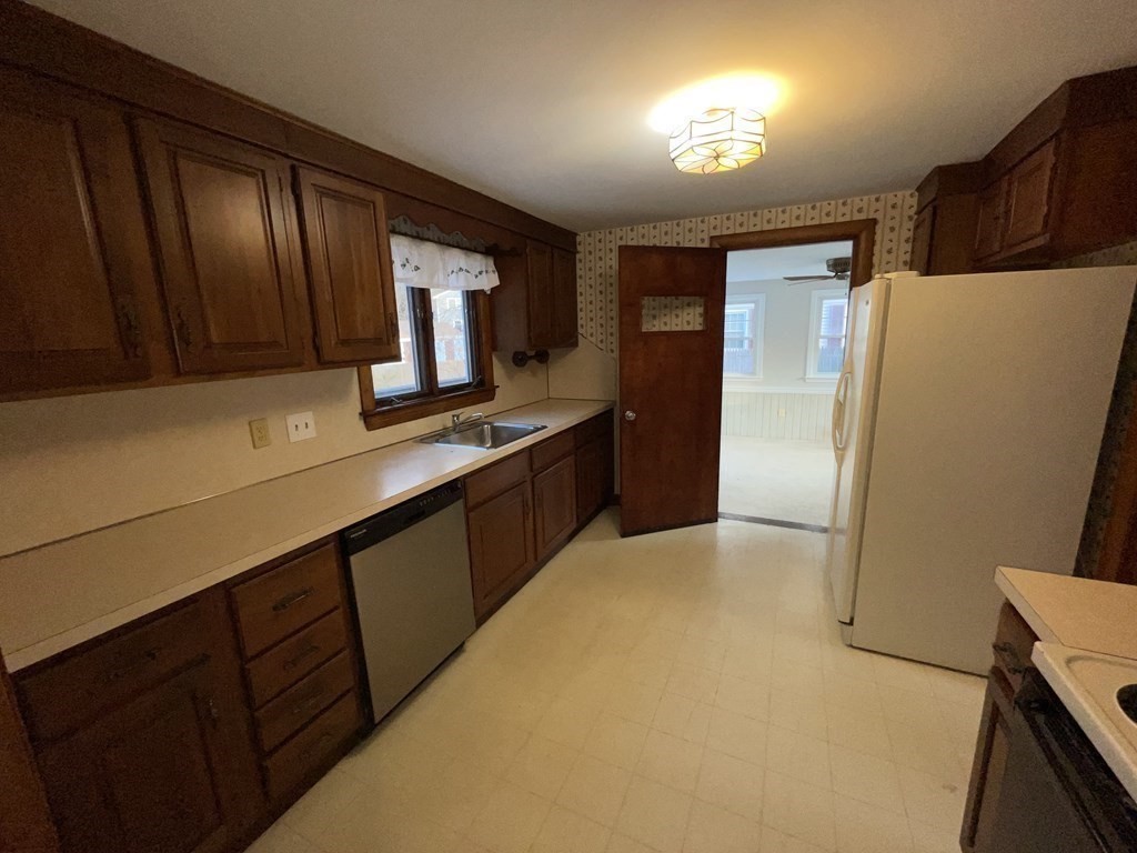 41 Kittredge Road Framingham, MA 01702 - Photo 4 of 23 Gallery Image 4