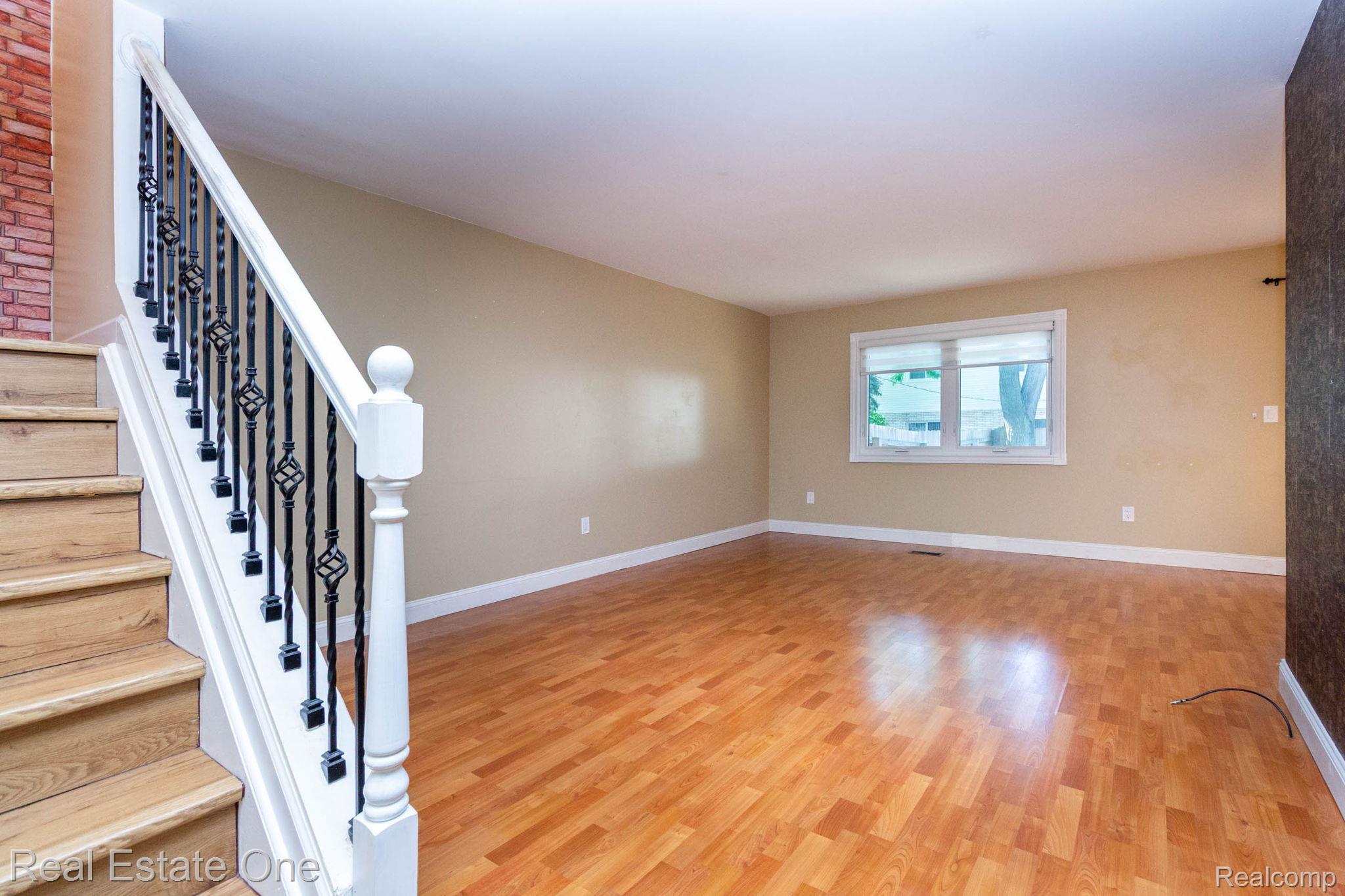 111 Manor Way Rochester, MI 48309 - Photo 6 of 36 interior (2).jpg
