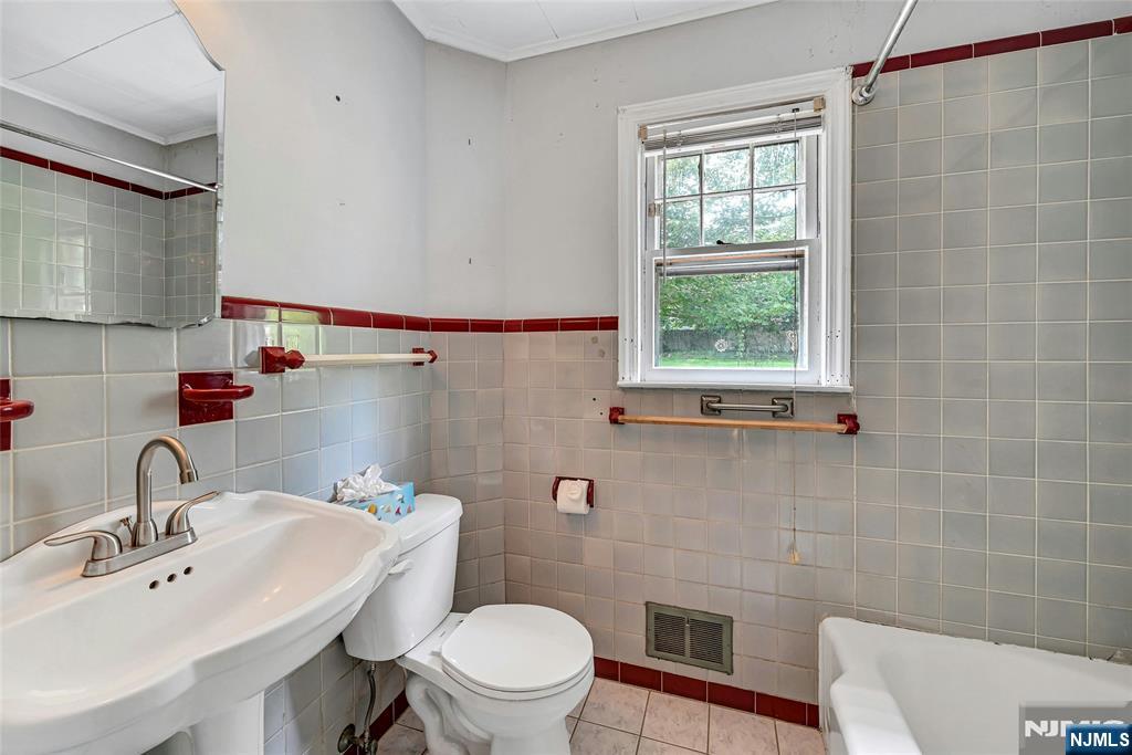 725 Millbrook Road River Edge, NJ 07661 - Photo 9 of 21 Gallery Image 9