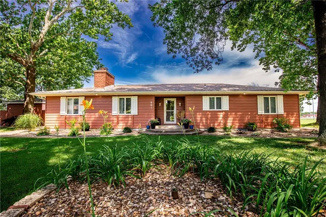 $290,000 | 601 14th Street, Pleasanton, KS 66075