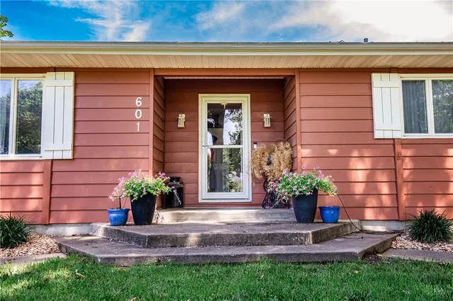 $290,000 | 601 14th Street, Pleasanton, KS 66075