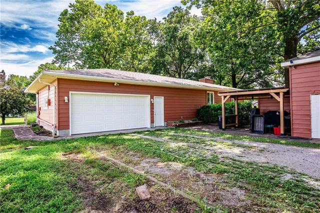 $290,000 | 601 14th Street, Pleasanton, KS 66075