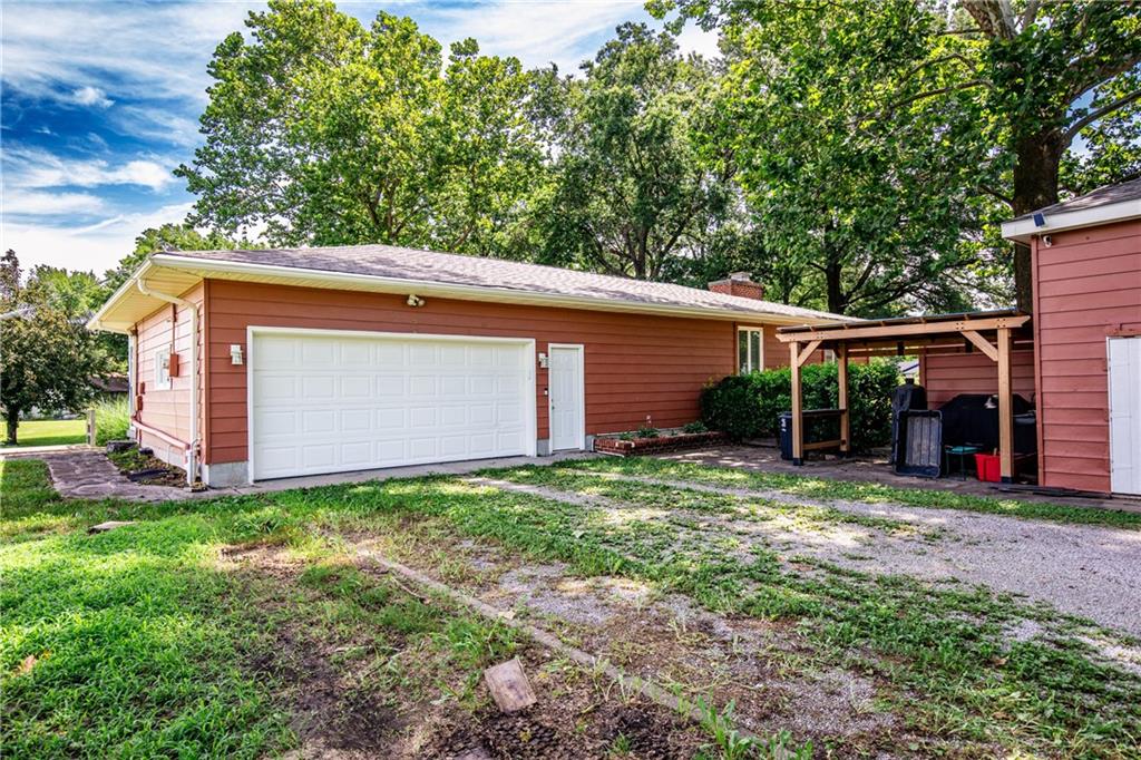 601 14th Street Pleasanton, KS 66075 - Photo 8 of 64