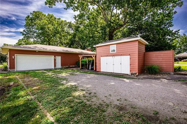 $290,000 | 601 14th Street, Pleasanton, KS 66075