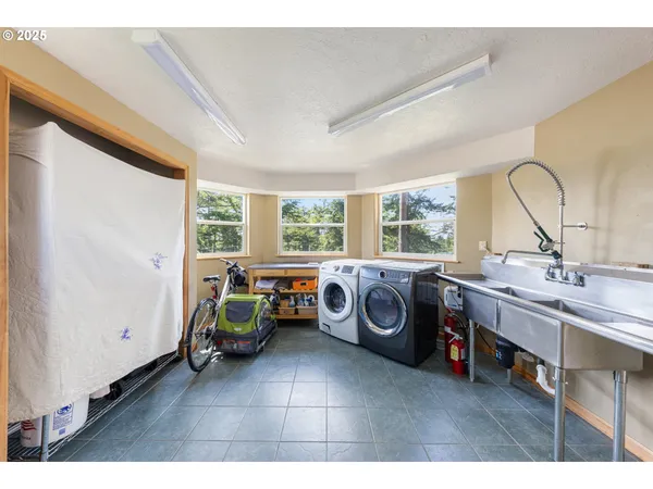 a view of livingroom with washer and dryer