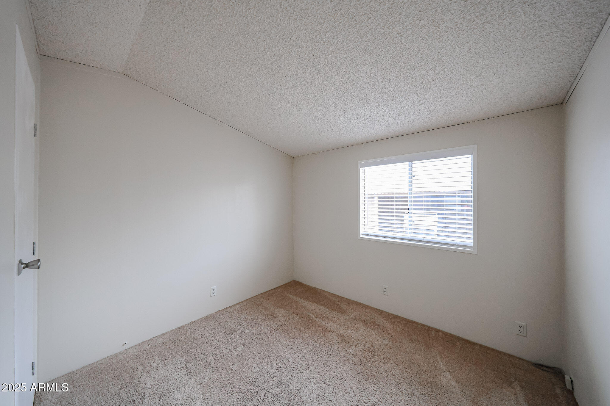 3901 East Pinnacle Peak Road, Unit 36 Phoenix, AZ 85050 - Photo 12 of 26 an empty room with a window